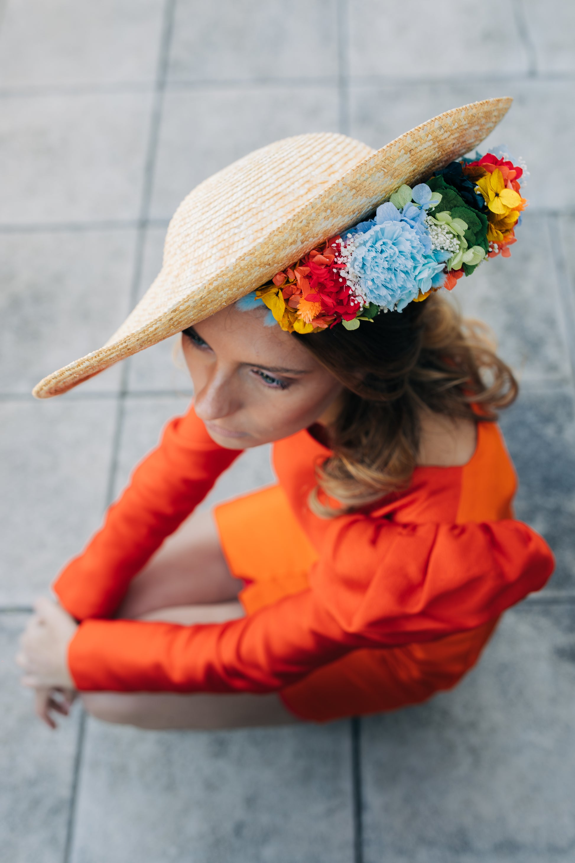 Capeline chapeau incurvée nature Derain décoré de fleurs stabilisées positionnées en dessous