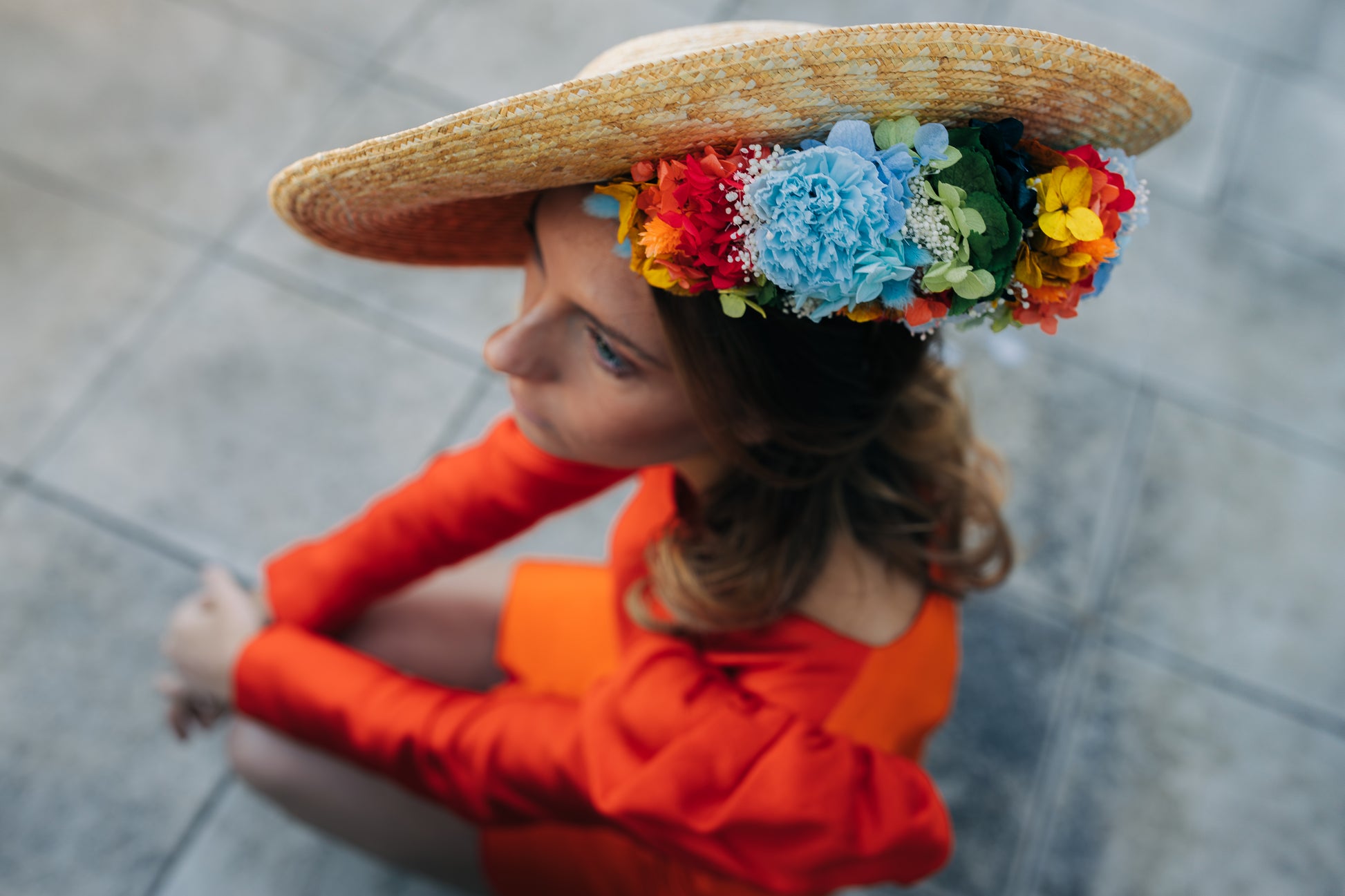 Capeline chapeau incurvée nature Derain décoré de fleurs stabilisées positionnées en dessous