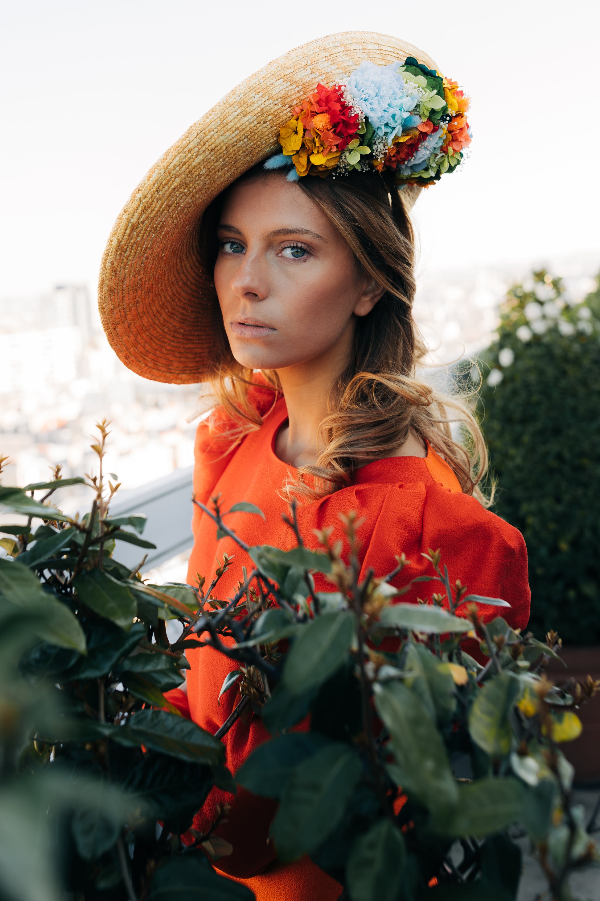 Capeline chapeau incurvée nature Derain décoré de fleurs stabilisées positionnées en dessous