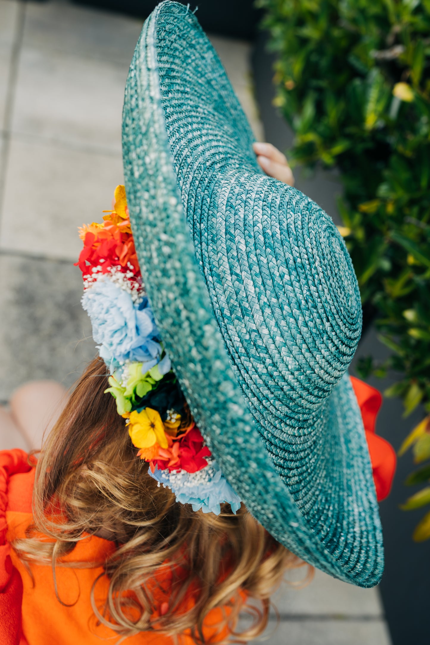 Capeline chapeau incurvée verte Derain décoré de fleurs stabilisées positionnées en dessous