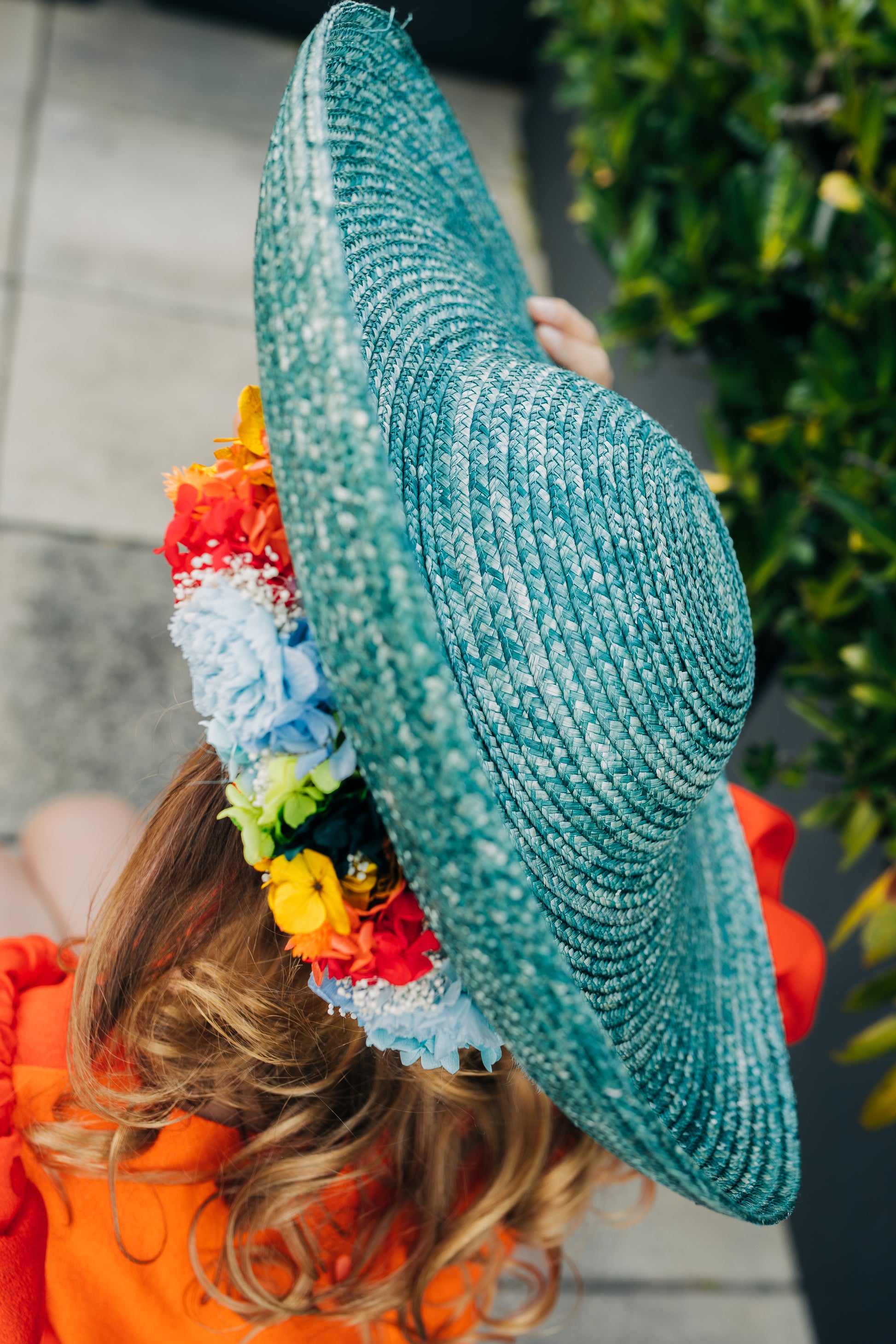 Capeline chapeau incurvée verte Derain décoré de fleurs stabilisées positionnées en dessous