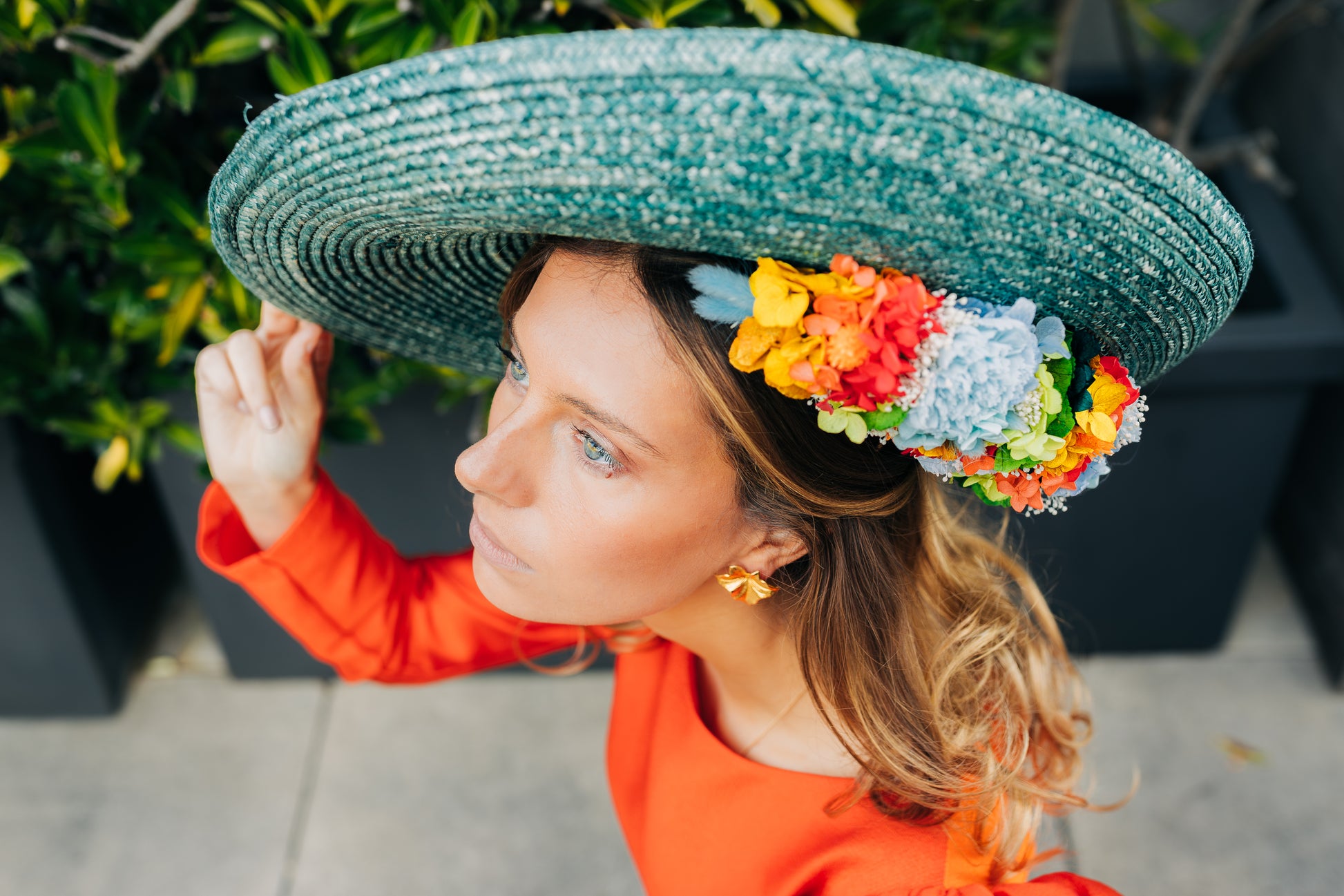 Capeline chapeau incurvée verte Derain décoré de fleurs stabilisées positionnées en dessous