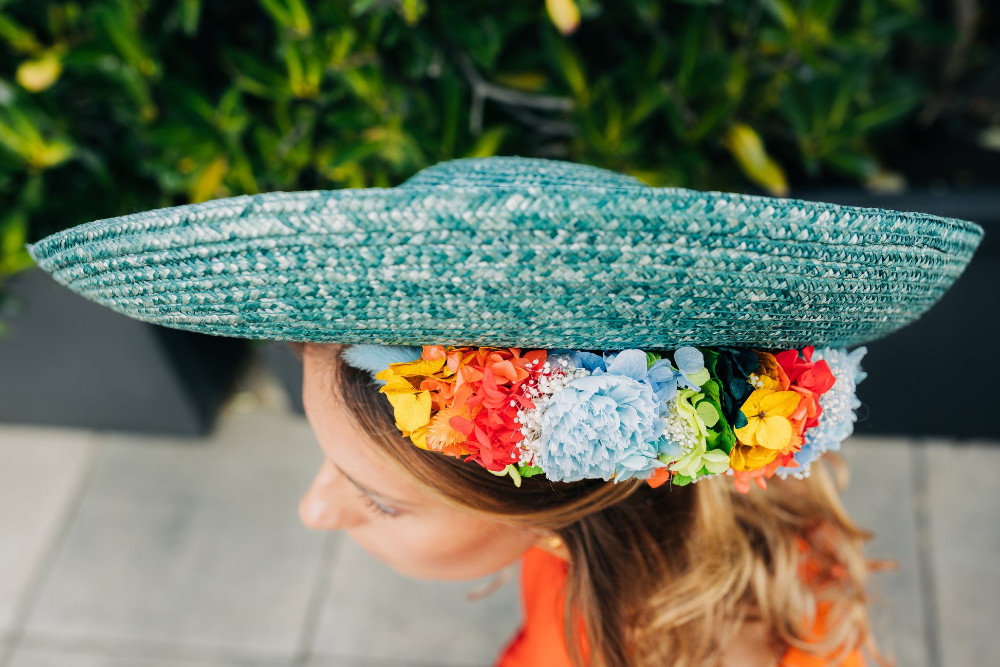 Capeline chapeau incurvée verte Derain décoré de fleurs stabilisées positionnées en dessous