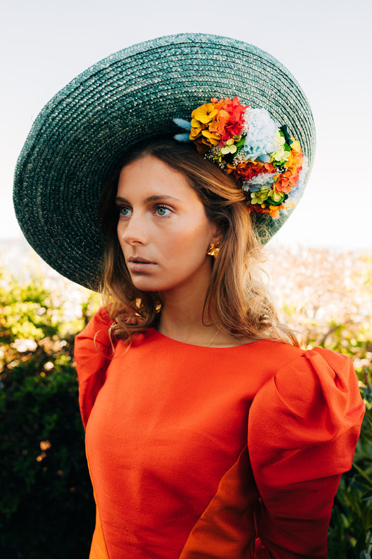 Capeline chapeau incurvée verte Derain décoré de fleurs stabilisées positionnées en dessous