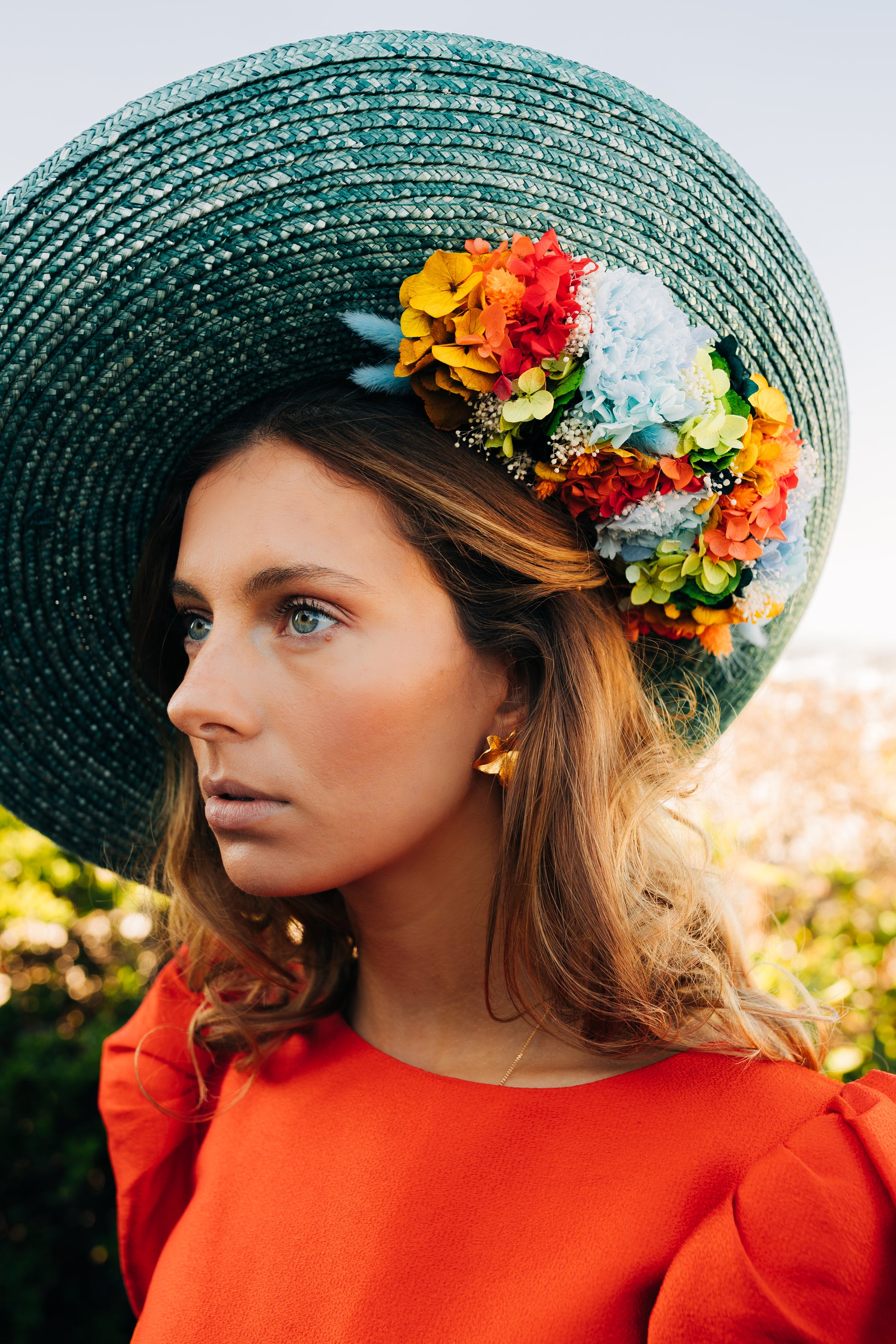 Capeline chapeau incurvée verte Derain décoré de fleurs stabilisées positionnées en dessous