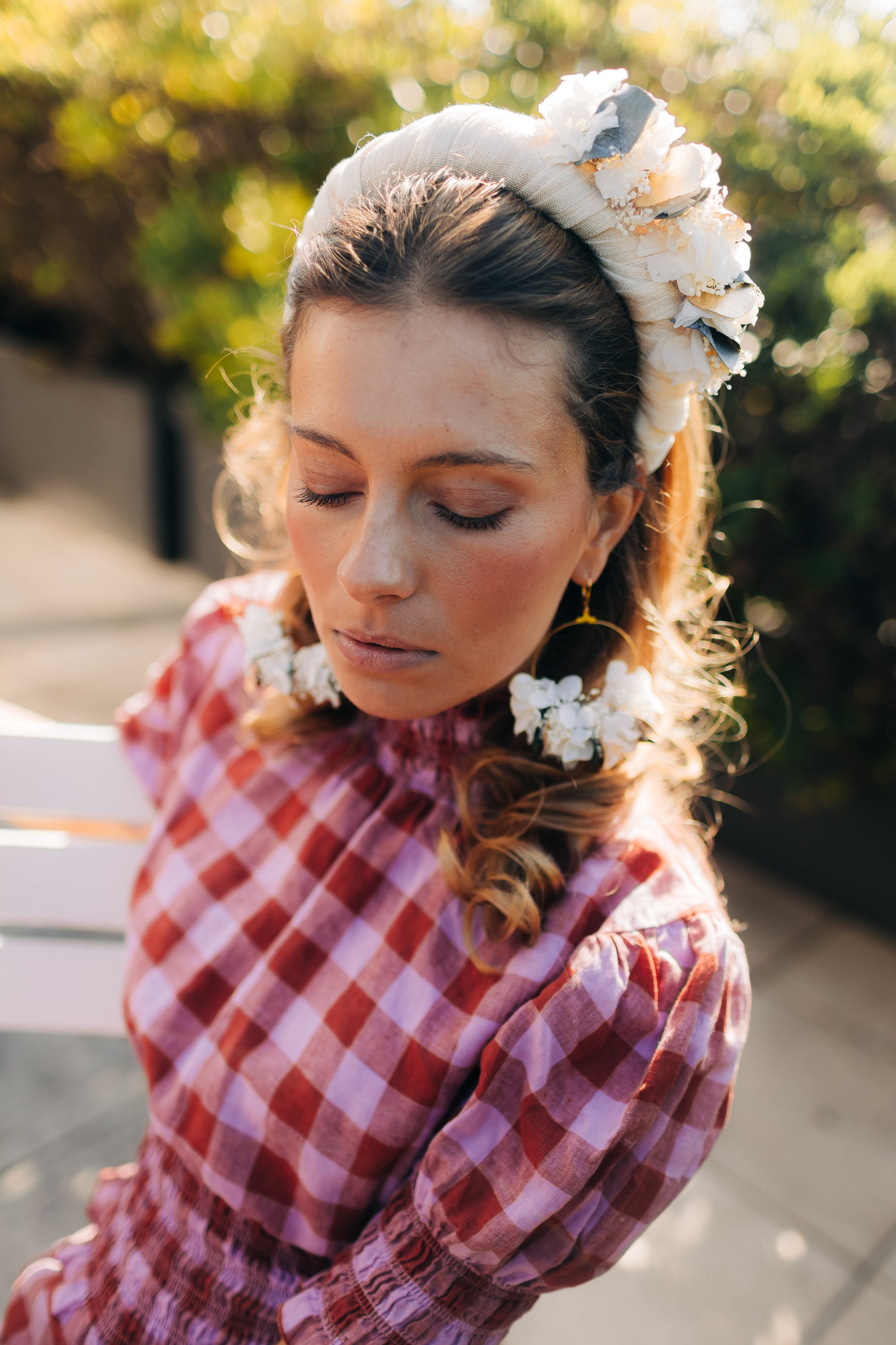 Serre tête en tissu blanc décoré de fleurs stabilisées