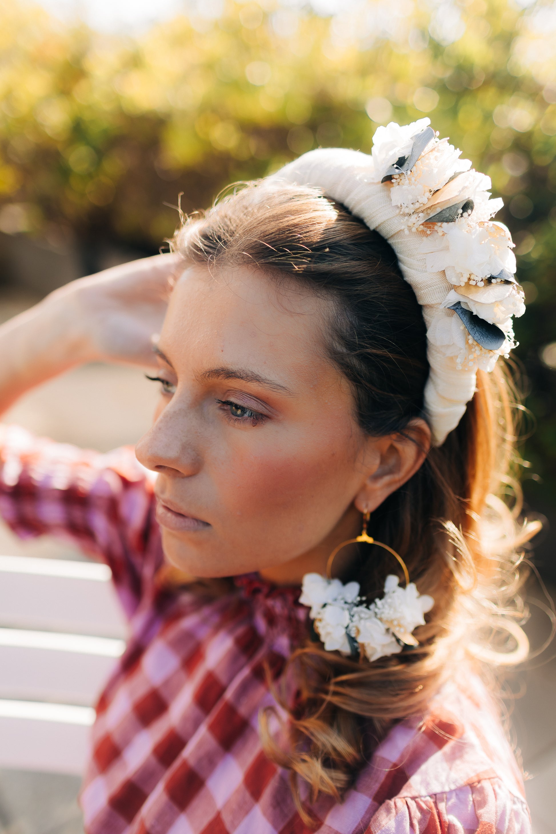 Serre tête en tissu blanc décoré de fleurs stabilisées