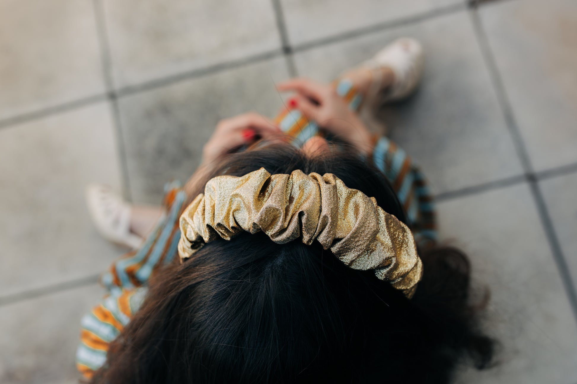 Serre tête en tissu doré