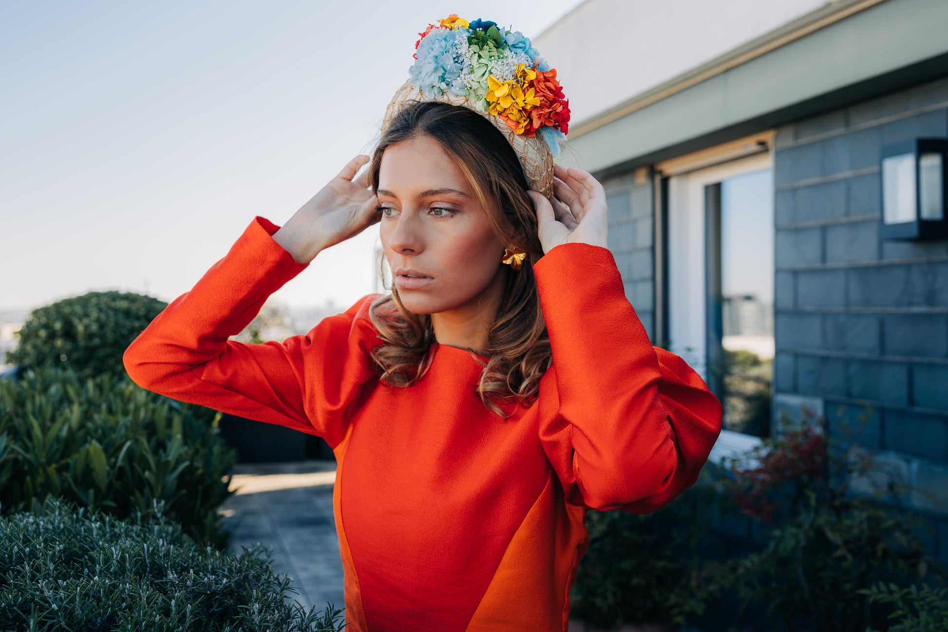 Serre tête en sinamay décoré de fleurs stabilisées 