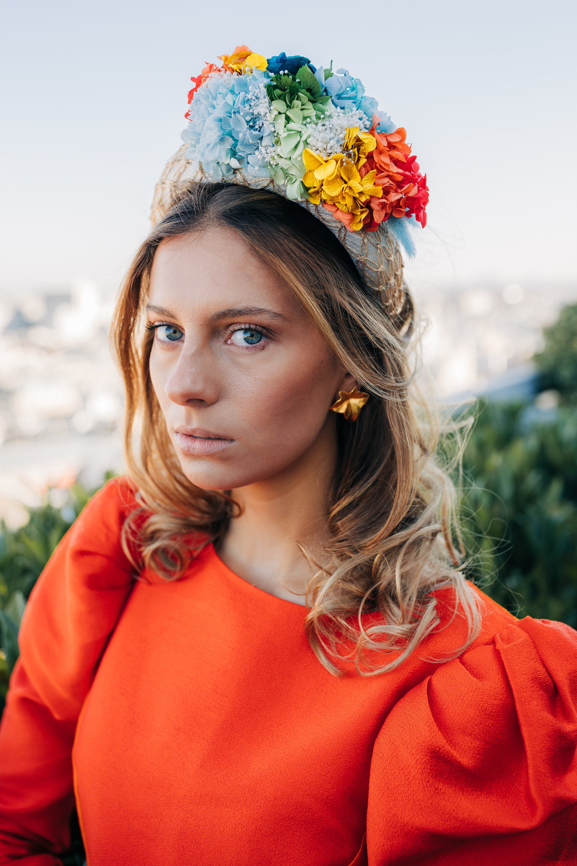 Serre tête en sinamay décoré de fleurs stabilisées 