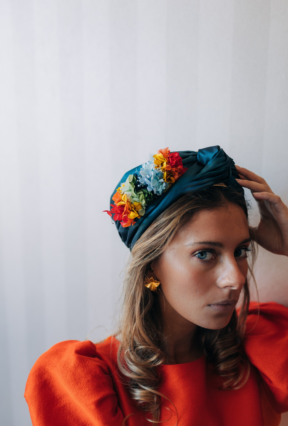 Turban Derain décoré d'une soie verte et de fleurs stabilisées