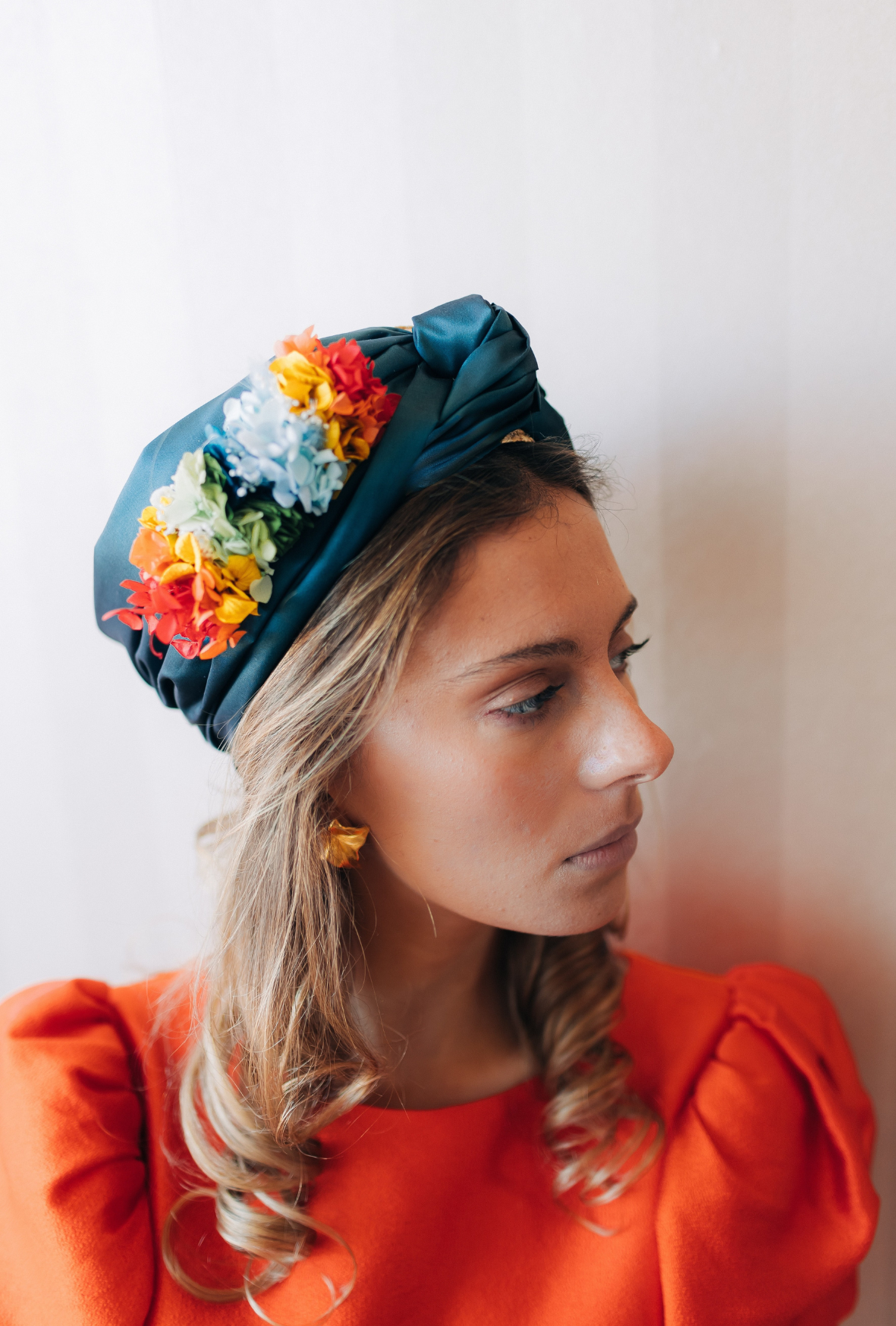 Turban Derain décoré d'une soie verte et de fleurs stabilisées